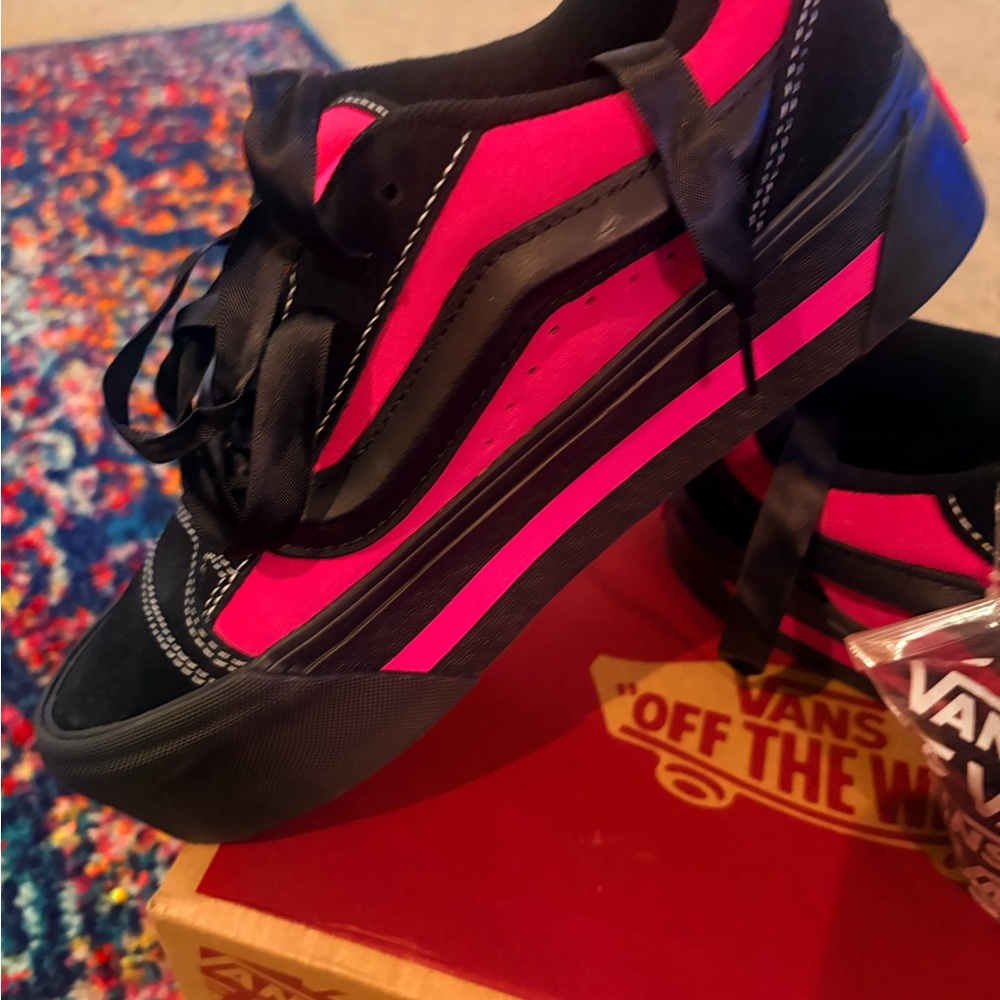 Vans Retro Y2K 2000’s Black and Hot Pink Low-Tops NEW IN BOX - Picture 2 of 6